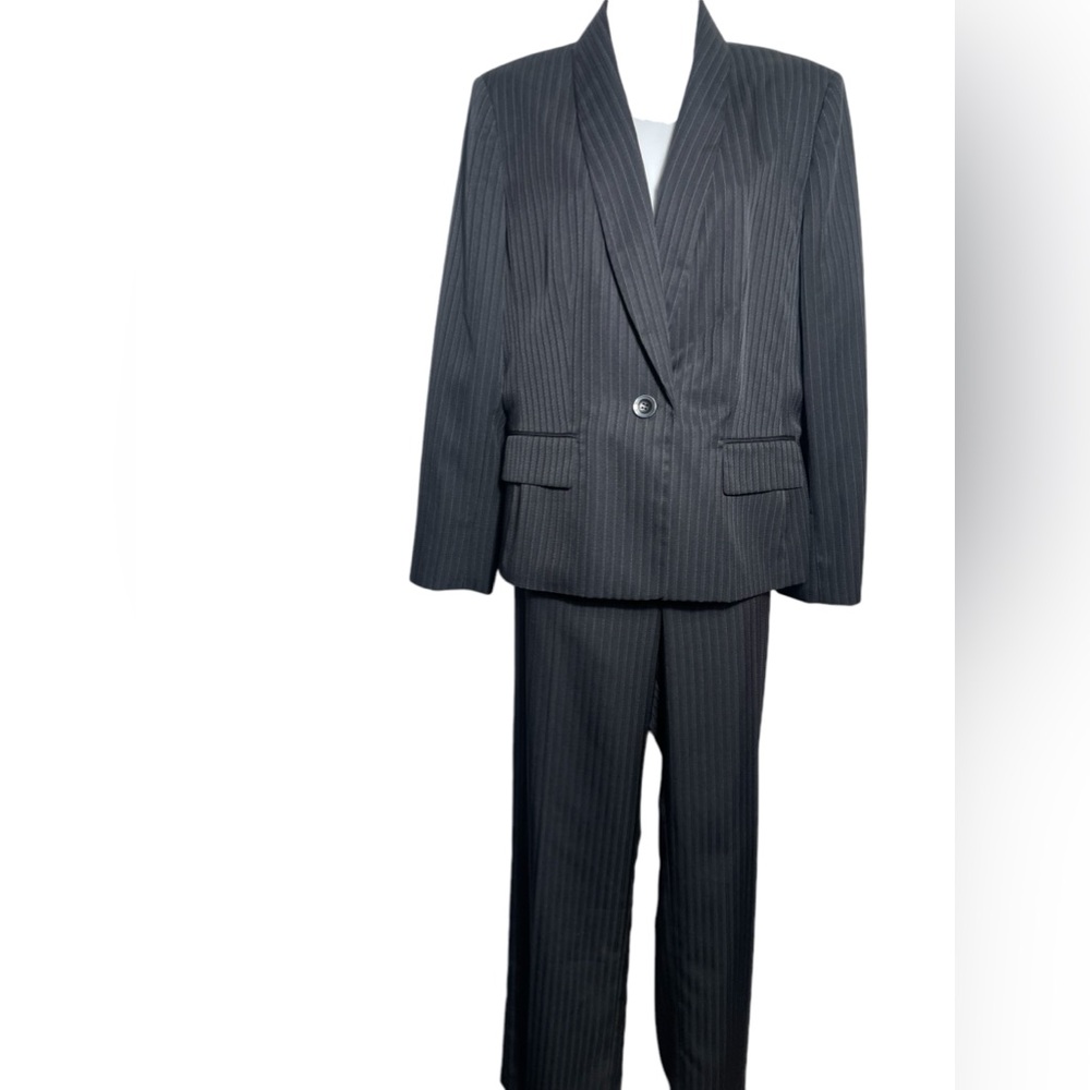 NWT Suit Studio suit size 14 classic black pinstripe pant suit 🖤🖤 PERFECT